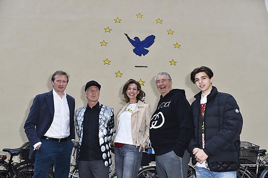 Felix von Spiegel, Thomas Baumg&auml;rtel, Sarah Kronsbein mit Sohn (rechts aussen), Dirk Kronsbein / Vernissage "Thomas Baumg&auml;rtel - Bananensprayer / German Urban Popart" in der Galerie Kronsbein in M&uuml;nchen am 02.05.2019 / Foto: BrauerPhotos / S.Brauer f√&ordm;r Galerie Kronsbein